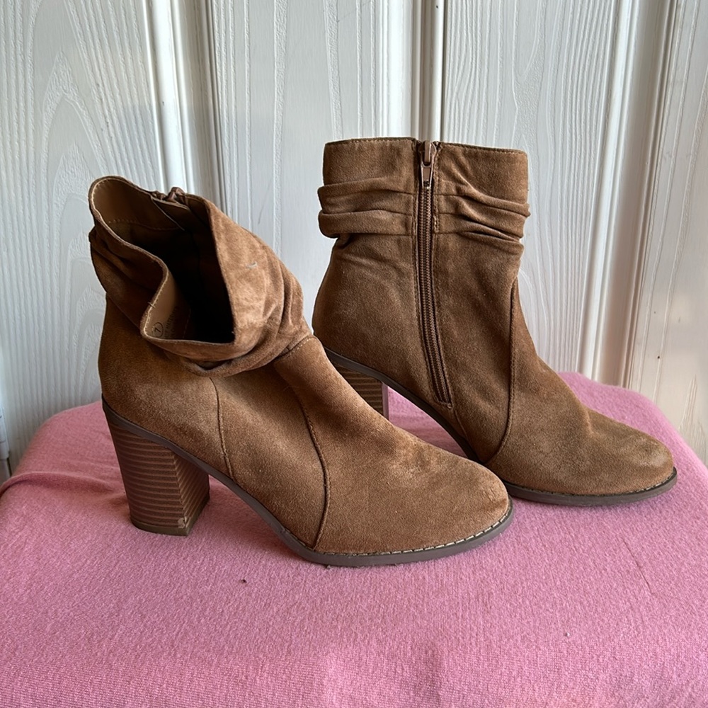 Women’s (worn once) slouchy zip up booties size 7 color tan